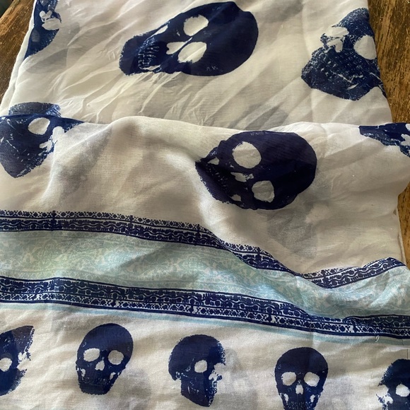 H&M Sheer Skull Scarf wrap so fun for summer - Picture 2 of 4